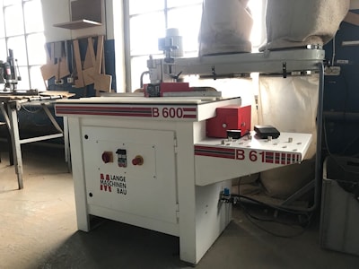 Фрезерный станок LANGE B600 для обработки свесов кромки